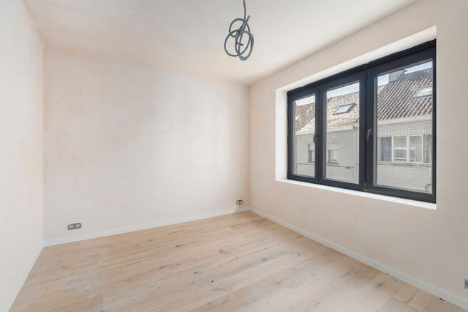 Deze woning met 2 ruime slaapkamers en terras werd volledig gerenoveerd met hoogwaardige materialen.
Ze is gelegen in een residenti&euml;le woonwijk in Peutie, Vilvoorde.

De indeling is als volgt: Op het gelijkvloerse verdieping bevindt zich de woonkamer met