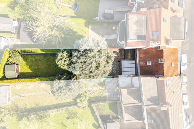 Deze instapklare gezinswoning met 3 slaapkamers is uitstekend gelegen in het landelijke Koningslo en combineert een rustige, residenti&euml;le omgeving met een vlotte bereikbaarheid richting zowel Vlaanderen als het Brussels Gewest.

De woning is gebouwd op e