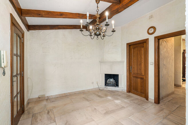 Deze instapklare gezinswoning met 3 slaapkamers is uitstekend gelegen in het landelijke Koningslo en combineert een rustige, residenti&euml;le omgeving met een vlotte bereikbaarheid richting zowel Vlaanderen als het Brussels Gewest.

De woning is gebouwd op e