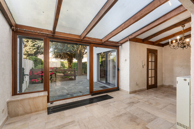 Deze instapklare gezinswoning met 3 slaapkamers is uitstekend gelegen in het landelijke Koningslo en combineert een rustige, residenti&euml;le omgeving met een vlotte bereikbaarheid richting zowel Vlaanderen als het Brussels Gewest.

De woning is gebouwd op e