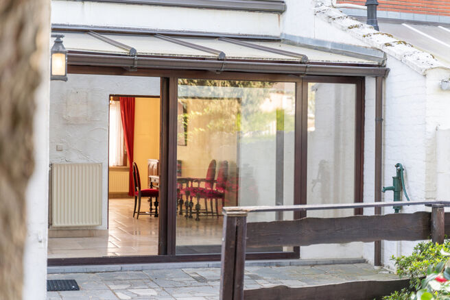 Deze instapklare gezinswoning met 3 slaapkamers is uitstekend gelegen in het landelijke Koningslo en combineert een rustige, residenti&euml;le omgeving met een vlotte bereikbaarheid richting zowel Vlaanderen als het Brussels Gewest.

De woning is gebouwd op e