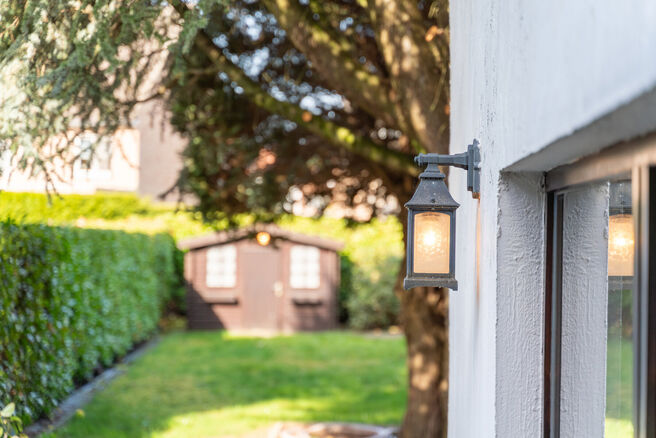 Deze instapklare gezinswoning met 3 slaapkamers is uitstekend gelegen in het landelijke Koningslo en combineert een rustige, residenti&euml;le omgeving met een vlotte bereikbaarheid richting zowel Vlaanderen als het Brussels Gewest.

De woning is gebouwd op e