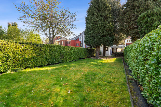 Deze instapklare gezinswoning met 3 slaapkamers is uitstekend gelegen in het landelijke Koningslo en combineert een rustige, residenti&euml;le omgeving met een vlotte bereikbaarheid richting zowel Vlaanderen als het Brussels Gewest.

De woning is gebouwd op e