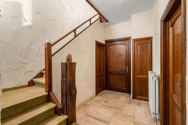 Deze instapklare gezinswoning met 3 slaapkamers is uitstekend gelegen in het landelijke Koningslo en combineert een rustige, residenti&euml;le omgeving met een vlotte bereikbaarheid richting zowel Vlaanderen als het Brussels Gewest.

De woning is gebouwd op e