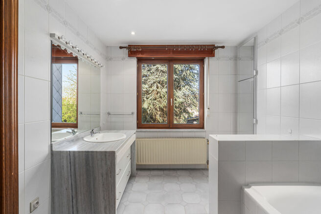 Deze instapklare gezinswoning met 3 slaapkamers is uitstekend gelegen in het landelijke Koningslo en combineert een rustige, residenti&euml;le omgeving met een vlotte bereikbaarheid richting zowel Vlaanderen als het Brussels Gewest.

De woning is gebouwd op e