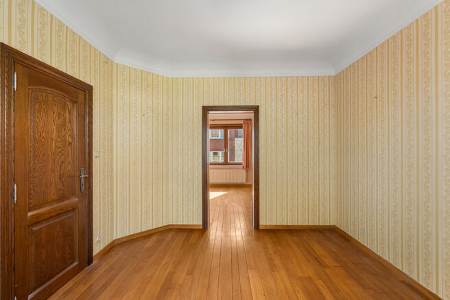 Deze instapklare gezinswoning met 3 slaapkamers is uitstekend gelegen in het landelijke Koningslo en combineert een rustige, residenti&euml;le omgeving met een vlotte bereikbaarheid richting zowel Vlaanderen als het Brussels Gewest.

De woning is gebouwd op e