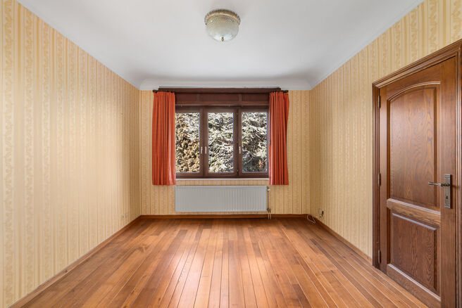 Deze instapklare gezinswoning met 3 slaapkamers is uitstekend gelegen in het landelijke Koningslo en combineert een rustige, residenti&euml;le omgeving met een vlotte bereikbaarheid richting zowel Vlaanderen als het Brussels Gewest.

De woning is gebouwd op e