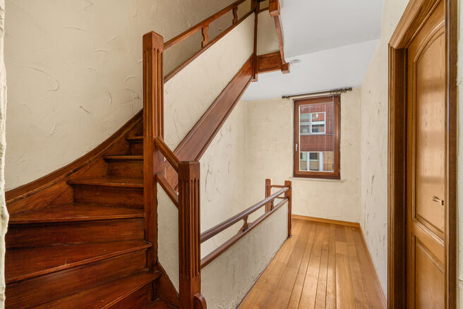 Deze instapklare gezinswoning met 3 slaapkamers is uitstekend gelegen in het landelijke Koningslo en combineert een rustige, residenti&euml;le omgeving met een vlotte bereikbaarheid richting zowel Vlaanderen als het Brussels Gewest.

De woning is gebouwd op e