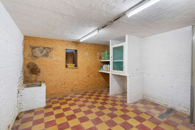 Deze instapklare gezinswoning met 3 slaapkamers is uitstekend gelegen in het landelijke Koningslo en combineert een rustige, residenti&euml;le omgeving met een vlotte bereikbaarheid richting zowel Vlaanderen als het Brussels Gewest.

De woning is gebouwd op e