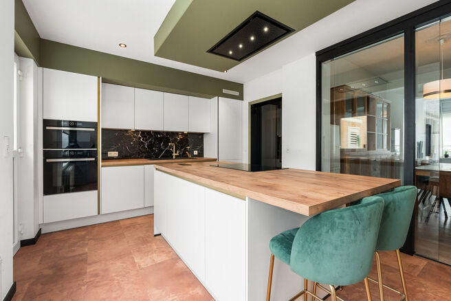 Deze instapklare woning met maar liefst 5 slaapkamers is uitstekend gelegen in een rustige &eacute;&eacute;nrichtingsstraat, op korte afstand van tal van voorzieningen.
Gelegen op een perceel van 4a 76ca, geniet de woning van een aangename tuin met meerdere terrassen