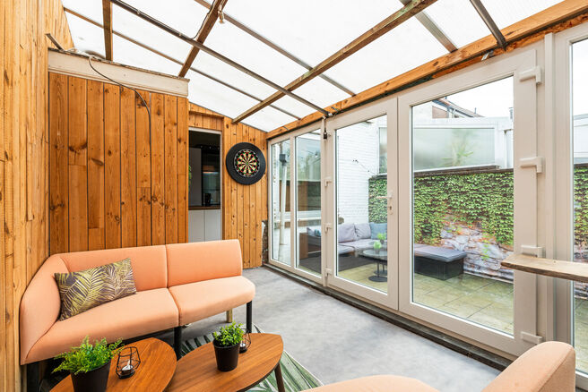 Deze instapklare woning met maar liefst 5 slaapkamers is uitstekend gelegen in een rustige &eacute;&eacute;nrichtingsstraat, op korte afstand van tal van voorzieningen.
Gelegen op een perceel van 4a 76ca, geniet de woning van een aangename tuin met meerdere terrassen