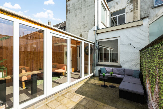 Deze instapklare woning met maar liefst 5 slaapkamers is uitstekend gelegen in een rustige &eacute;&eacute;nrichtingsstraat, op korte afstand van tal van voorzieningen.
Gelegen op een perceel van 4a 76ca, geniet de woning van een aangename tuin met meerdere terrassen