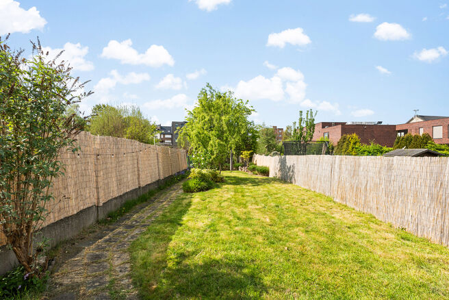 Deze instapklare woning met maar liefst 5 slaapkamers is uitstekend gelegen in een rustige &eacute;&eacute;nrichtingsstraat, op korte afstand van tal van voorzieningen.
Gelegen op een perceel van 4a 76ca, geniet de woning van een aangename tuin met meerdere terrassen