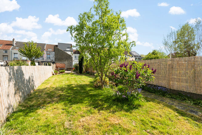 Deze instapklare woning met maar liefst 5 slaapkamers is uitstekend gelegen in een rustige &eacute;&eacute;nrichtingsstraat, op korte afstand van tal van voorzieningen.
Gelegen op een perceel van 4a 76ca, geniet de woning van een aangename tuin met meerdere terrassen