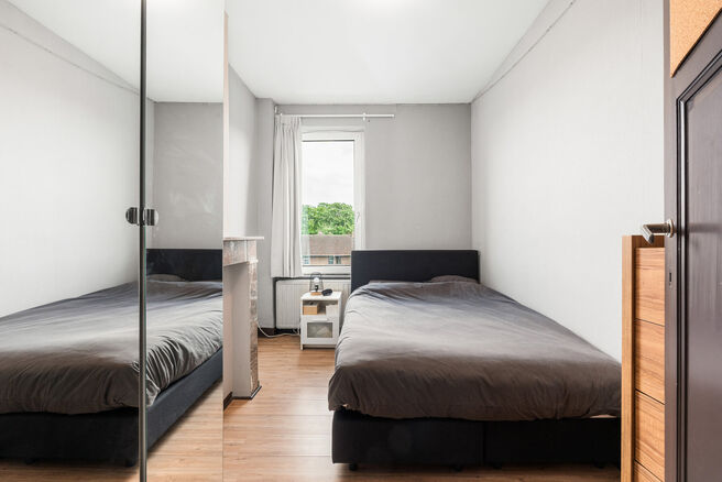 Deze instapklare woning met maar liefst 5 slaapkamers is uitstekend gelegen in een rustige &eacute;&eacute;nrichtingsstraat, op korte afstand van tal van voorzieningen.
Gelegen op een perceel van 4a 76ca, geniet de woning van een aangename tuin met meerdere terrassen
