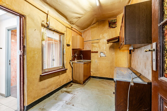 Deze ruime gezinswoning is gelegen nabij het centrum van Vilvoorde en beschikt over maar liefst 5 slaapkamers, een kelder en een terras. Dankzij de royale volumes en verschillende verdiepingen biedt de woning heel wat mogelijkheden voor wie op zoek is naa