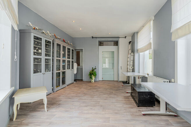 Deze ruime en centraal gelegen woning in het hart van Zaventem biedt 3 volwaardige slaapkamers, met mogelijkheid tot het cre&euml;ren van een 4de slaapkamer, 2 leefruimtes, 2 badkamers en een polyvalente ruimte op het gelijkvloers.
Een absolute troef is het s