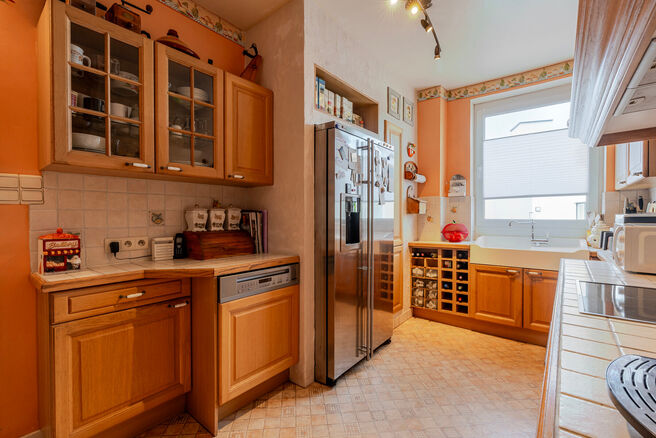 Deze ruime en centraal gelegen woning in het hart van Zaventem biedt 3 volwaardige slaapkamers, met mogelijkheid tot het cre&euml;ren van een 4de slaapkamer, 2 leefruimtes, 2 badkamers en een polyvalente ruimte op het gelijkvloers.
Een absolute troef is het s