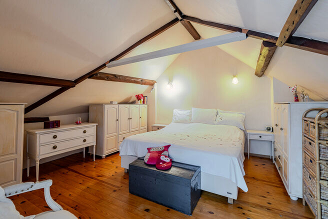 Deze ruime en centraal gelegen woning in het hart van Zaventem biedt 3 volwaardige slaapkamers, met mogelijkheid tot het cre&euml;ren van een 4de slaapkamer, 2 leefruimtes, 2 badkamers en een polyvalente ruimte op het gelijkvloers.
Een absolute troef is het s