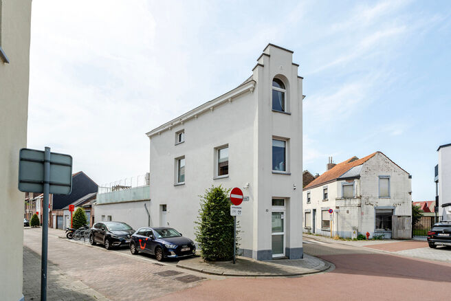 Deze ruime en centraal gelegen woning in het hart van Zaventem biedt 3 volwaardige slaapkamers, met mogelijkheid tot het cre&euml;ren van een 4de slaapkamer, 2 leefruimtes, 2 badkamers en een polyvalente ruimte op het gelijkvloers.
Een absolute troef is het s