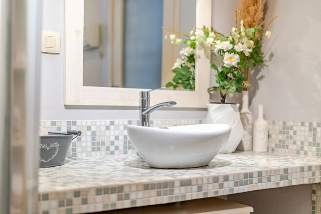 Deze ruime en centraal gelegen woning in het hart van Zaventem biedt 3 volwaardige slaapkamers, met mogelijkheid tot het cre&euml;ren van een 4de slaapkamer, 2 leefruimtes, 2 badkamers en een polyvalente ruimte op het gelijkvloers.
Een absolute troef is het s