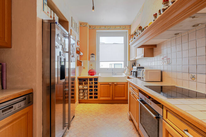 Deze ruime en centraal gelegen woning in het hart van Zaventem biedt 3 volwaardige slaapkamers, met mogelijkheid tot het cre&euml;ren van een 4de slaapkamer, 2 leefruimtes, 2 badkamers en een polyvalente ruimte op het gelijkvloers.
Een absolute troef is het s