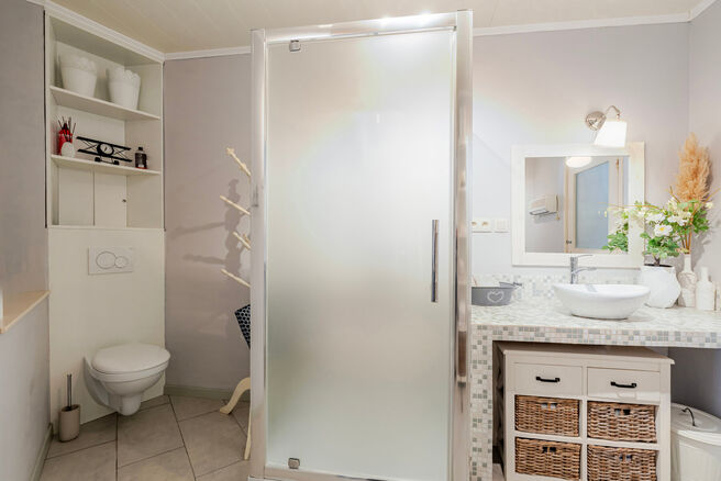 Deze ruime en centraal gelegen woning in het hart van Zaventem biedt 3 volwaardige slaapkamers, met mogelijkheid tot het cre&euml;ren van een 4de slaapkamer, 2 leefruimtes, 2 badkamers en een polyvalente ruimte op het gelijkvloers.
Een absolute troef is het s