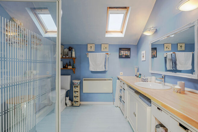 Deze ruime en centraal gelegen woning in het hart van Zaventem biedt 3 volwaardige slaapkamers, met mogelijkheid tot het cre&euml;ren van een 4de slaapkamer, 2 leefruimtes, 2 badkamers en een polyvalente ruimte op het gelijkvloers.
Een absolute troef is het s