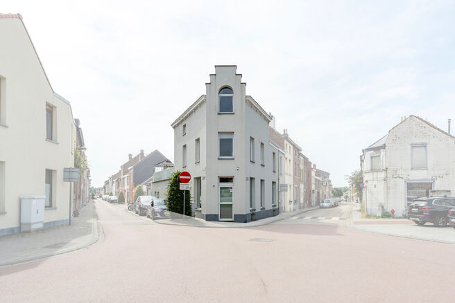 Deze ruime en centraal gelegen woning in het hart van Zaventem biedt 3 volwaardige slaapkamers, met mogelijkheid tot het cre&euml;ren van een 4de slaapkamer, 2 leefruimtes, 2 badkamers en een polyvalente ruimte op het gelijkvloers.
Een absolute troef is het s