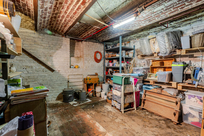 Deze ruime en centraal gelegen woning in het hart van Zaventem biedt 3 volwaardige slaapkamers, met mogelijkheid tot het cre&euml;ren van een 4de slaapkamer, 2 leefruimtes, 2 badkamers en een polyvalente ruimte op het gelijkvloers.
Een absolute troef is het s