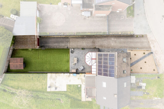 Deze ruime gezinswoning met 3 slaapkamers, 2 badkamers en meerdere leefruimtes is landelijk gelegen in een rustige,
residenti&euml;le woonwijk op de grens met Grimbergen.
De woning combineert een aangename rust met een vlotte bereikbaarheid richting omliggend