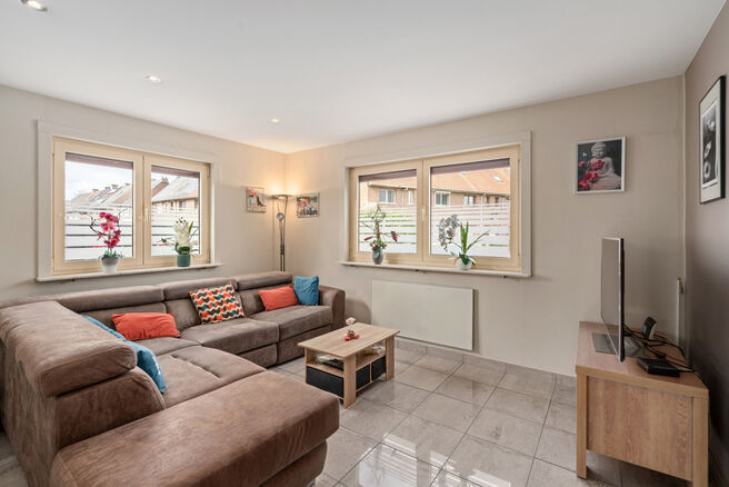 Deze ruime gezinswoning met 3 slaapkamers, 2 badkamers en meerdere leefruimtes is landelijk gelegen in een rustige,
residenti&euml;le woonwijk op de grens met Grimbergen.
De woning combineert een aangename rust met een vlotte bereikbaarheid richting omliggend