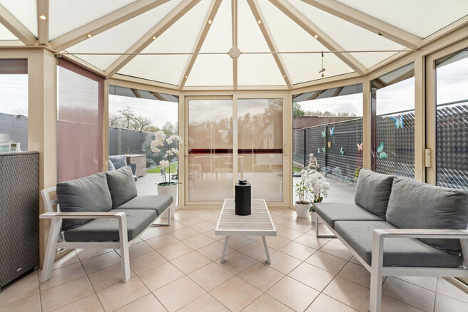 Deze ruime gezinswoning met 3 slaapkamers, 2 badkamers en meerdere leefruimtes is landelijk gelegen in een rustige,
residenti&euml;le woonwijk op de grens met Grimbergen.
De woning combineert een aangename rust met een vlotte bereikbaarheid richting omliggend