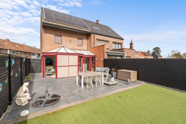 Deze ruime gezinswoning met 3 slaapkamers, 2 badkamers en meerdere leefruimtes is landelijk gelegen in een rustige,
residenti&euml;le woonwijk op de grens met Grimbergen.
De woning combineert een aangename rust met een vlotte bereikbaarheid richting omliggend