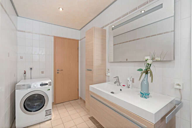 Deze ruime gezinswoning met 3 slaapkamers, 2 badkamers en meerdere leefruimtes is landelijk gelegen in een rustige,
residenti&euml;le woonwijk op de grens met Grimbergen.
De woning combineert een aangename rust met een vlotte bereikbaarheid richting omliggend