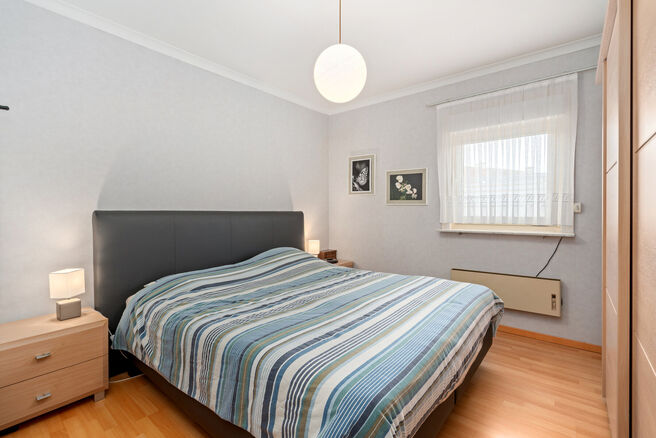 Deze ruime gezinswoning met 3 slaapkamers, 2 badkamers en meerdere leefruimtes is landelijk gelegen in een rustige,
residenti&euml;le woonwijk op de grens met Grimbergen.
De woning combineert een aangename rust met een vlotte bereikbaarheid richting omliggend