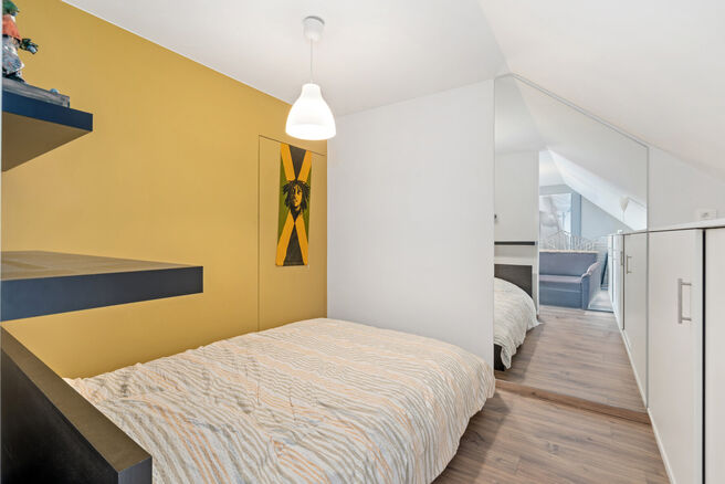 Deze ruime gezinswoning met 3 slaapkamers, 2 badkamers en meerdere leefruimtes is landelijk gelegen in een rustige,
residenti&euml;le woonwijk op de grens met Grimbergen.
De woning combineert een aangename rust met een vlotte bereikbaarheid richting omliggend