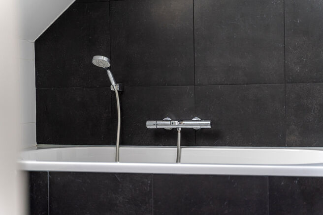 Deze ruime gezinswoning met 3 slaapkamers, 2 badkamers en meerdere leefruimtes is landelijk gelegen in een rustige,
residenti&euml;le woonwijk op de grens met Grimbergen.
De woning combineert een aangename rust met een vlotte bereikbaarheid richting omliggend