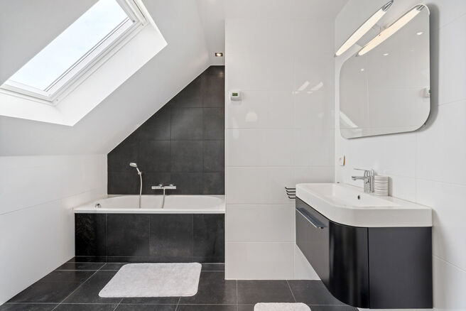 Deze ruime gezinswoning met 3 slaapkamers, 2 badkamers en meerdere leefruimtes is landelijk gelegen in een rustige,
residenti&euml;le woonwijk op de grens met Grimbergen.
De woning combineert een aangename rust met een vlotte bereikbaarheid richting omliggend