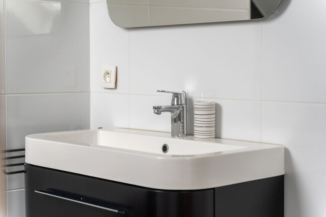 Deze ruime gezinswoning met 3 slaapkamers, 2 badkamers en meerdere leefruimtes is landelijk gelegen in een rustige,
residenti&euml;le woonwijk op de grens met Grimbergen.
De woning combineert een aangename rust met een vlotte bereikbaarheid richting omliggend