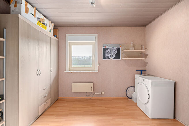 Deze ruime gezinswoning met 3 slaapkamers, 2 badkamers en meerdere leefruimtes is landelijk gelegen in een rustige,
residenti&euml;le woonwijk op de grens met Grimbergen.
De woning combineert een aangename rust met een vlotte bereikbaarheid richting omliggend