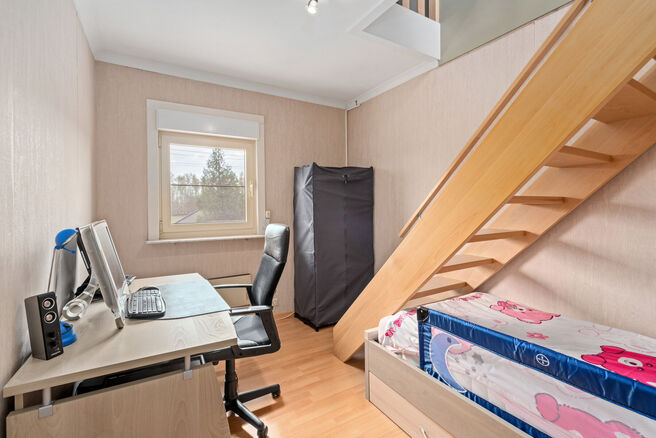 Deze ruime gezinswoning met 3 slaapkamers, 2 badkamers en meerdere leefruimtes is landelijk gelegen in een rustige,
residenti&euml;le woonwijk op de grens met Grimbergen.
De woning combineert een aangename rust met een vlotte bereikbaarheid richting omliggend