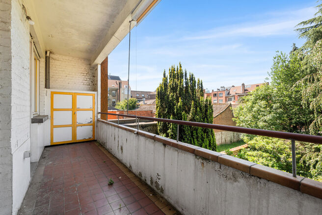 Maison bifamiliale compos&eacute;e d&rsquo;un appartement et d&rsquo;un appartement duplex, avec garage, jardin et terrasses.
L&rsquo;immeuble comprend au total 8 chambres et 3 salles de bains.

COMPOSITION :
Au premier &eacute;tage se trouve un appartement une chambre avec une 