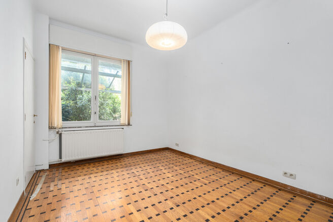 Maison bifamiliale compos&eacute;e d&rsquo;un appartement et d&rsquo;un appartement duplex, avec garage, jardin et terrasses.
L&rsquo;immeuble comprend au total 8 chambres et 3 salles de bains.

COMPOSITION :
Au premier &eacute;tage se trouve un appartement une chambre avec une 