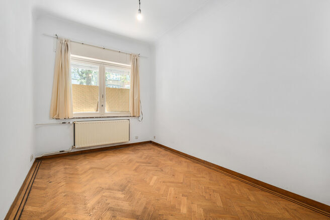 Maison bifamiliale compos&eacute;e d&rsquo;un appartement et d&rsquo;un appartement duplex, avec garage, jardin et terrasses.
L&rsquo;immeuble comprend au total 8 chambres et 3 salles de bains.

COMPOSITION :
Au premier &eacute;tage se trouve un appartement une chambre avec une 
