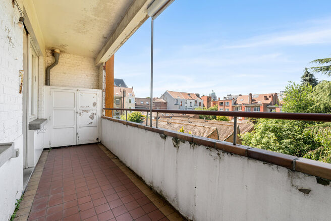 Maison bifamiliale compos&eacute;e d&rsquo;un appartement et d&rsquo;un appartement duplex, avec garage, jardin et terrasses.
L&rsquo;immeuble comprend au total 8 chambres et 3 salles de bains.

COMPOSITION :
Au premier &eacute;tage se trouve un appartement une chambre avec une 