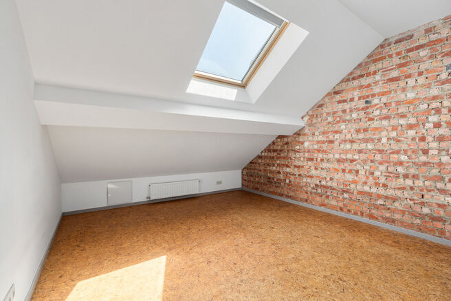 Maison bifamiliale compos&eacute;e d&rsquo;un appartement et d&rsquo;un appartement duplex, avec garage, jardin et terrasses.
L&rsquo;immeuble comprend au total 8 chambres et 3 salles de bains.

COMPOSITION :
Au premier &eacute;tage se trouve un appartement une chambre avec une 