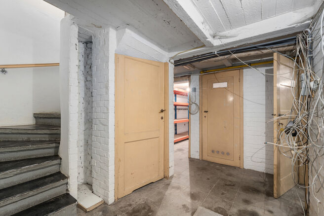 Maison bifamiliale compos&eacute;e d&rsquo;un appartement et d&rsquo;un appartement duplex, avec garage, jardin et terrasses.
L&rsquo;immeuble comprend au total 8 chambres et 3 salles de bains.

COMPOSITION :
Au premier &eacute;tage se trouve un appartement une chambre avec une 
