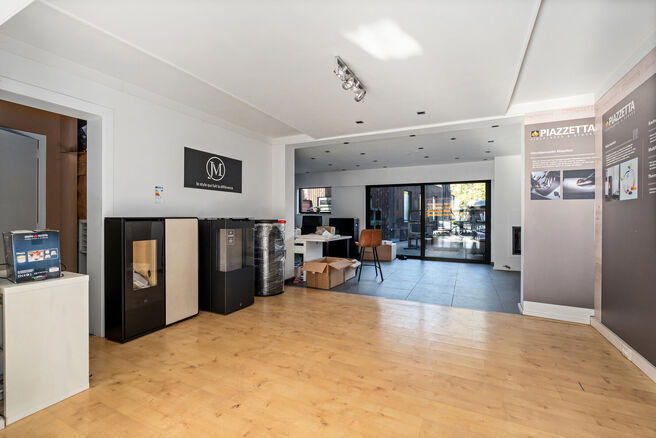 This ground-floor commercial property, located along a busy road with high passing traffic, combines a retail space, warehouse, garage and outdoor areas.

With a total surface area of approximately 148 m&sup2;, a prominent shopfront and a garden, the property