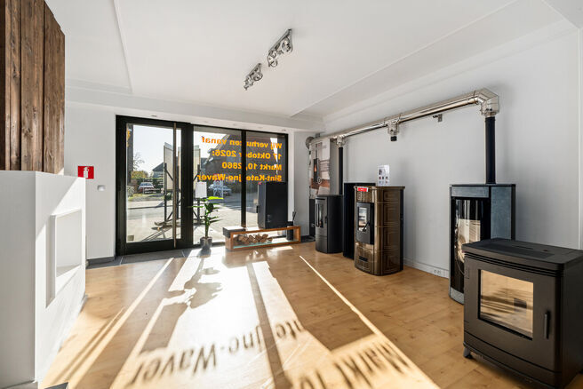 This ground-floor commercial property, located along a busy road with high passing traffic, combines a retail space, warehouse, garage and outdoor areas.

With a total surface area of approximately 148 m&sup2;, a prominent shopfront and a garden, the property